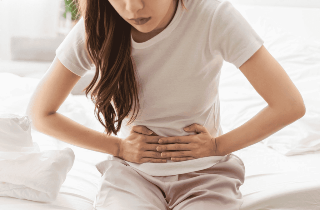 mujer joven con sintomas de gastritis y colitis